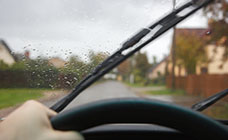 雨は車の査定額に影響するの？他の天候や査定額を高くするコツも解説
